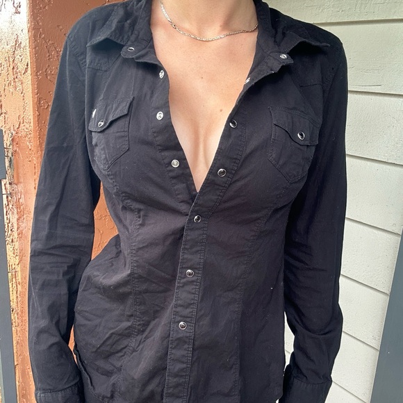 GUESS Button Down Black Dress Shirt Office Siren Off Duty Model - Picture 1 of 4